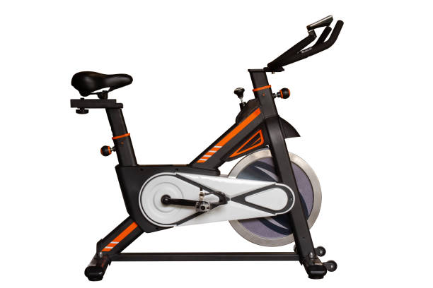 ジムやフィットネスは、白い背景で隔離の練習のためのバイクを回転します。 - spinning gym exercising cycling ストックフォトと画像