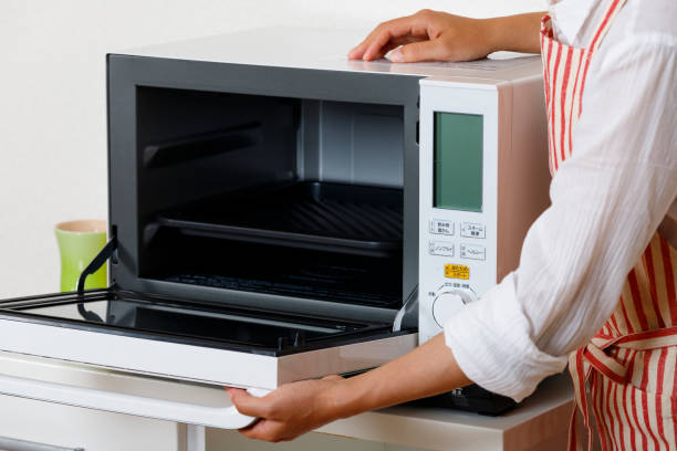 istock housewife who uses microwave oven 988148950