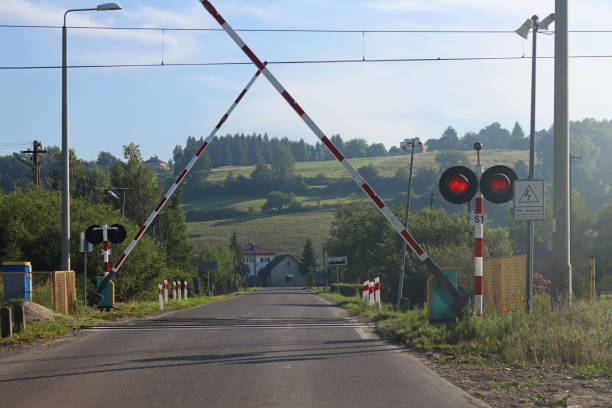 znaki drogowe na przejeździe kolejowym z barierką. organizacja systemu transportowego kraju europejskiego. czerwona biała kolorystyka antycypacyjnej mgły. bezpieczeństwo ruchu drogowego i kolejowego. - anticipatory zdjęcia i obrazy z banku zdjęć