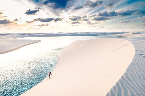 Joven sube las dunas de arena de Lençois Maranhenses photo