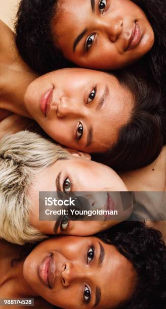 아름 다운 젊은 여성 서로의 위에 누워 카메라를 보고 여자에 대한 스톡 사진 및 기타 이미지 - 여자, 여자만, 다민족 그룹