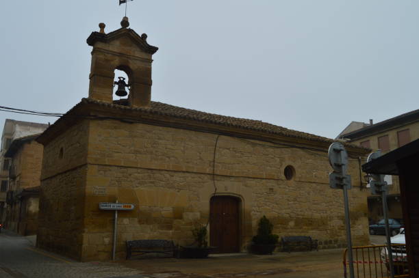 facciata principale dell'eremo di san roque in una giornata molto nuvolosa a san vicente de la sonsierra. architettura, arte, storia, viaggi. - sonsierra foto e immagini stock