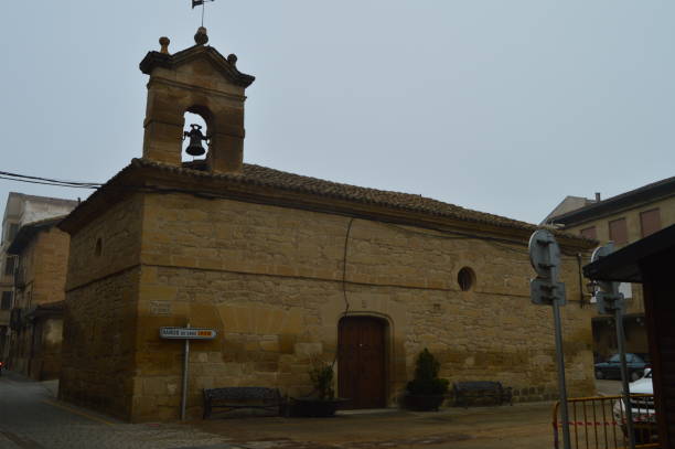 サン ビセンテ デ ラ sonsierra で非常に曇りの日にサン ・ ロケの庵の主なファサード。建築、アート、歴史、旅行。 - sonsierra ストックフォトと画像