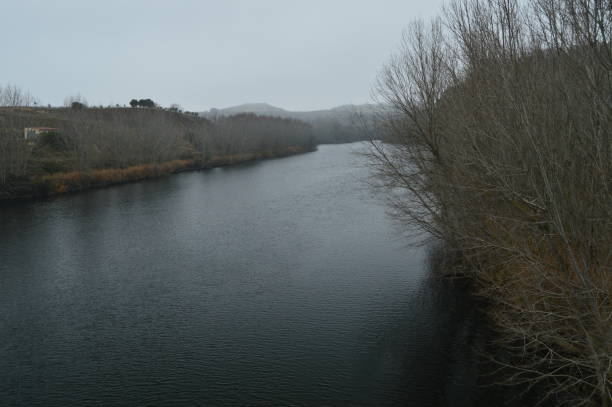 río ebro en su paso por san vicente de la sonsierra. naturaleza, paisaje, historia, viajes. - sonsierra fotografías e imágenes de stock