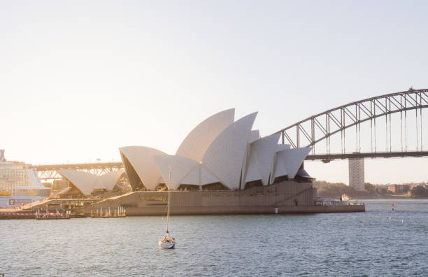 sydney opera house mit harbour bridge und das boot im hintergrund, das wahrzeichen australiens hautnah. sydney: 08/02/18 - sydney harbor australia financial district cruise ship stock-fotos und bilder