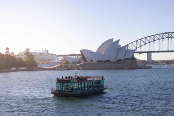 blick auf das wahrzeichen von sydney, opera house und harbour bridge sind eines der berühmtesten orte der welt. australien: 02.08.18 - sydney harbor australia financial district cruise ship stock-fotos und bilder