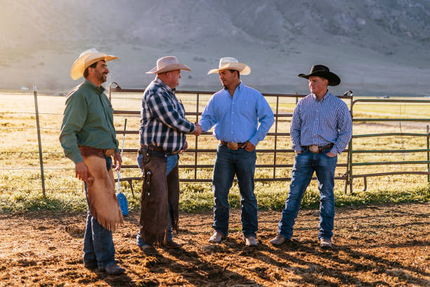 美國牛仔在牧場上握手 - 畜欄 個照片及圖片檔