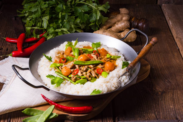 wok poêle avec lanières de viande et de légumes - beef rice orange stir fried photos et images de collection