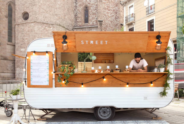 camion de nourriture de jeunes entrepreneurs - city street street shopping retail photos et images de collection