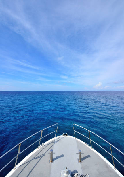 the ship's bow sailing in sea - yacht luxury front view ships bow imagens e fotografias de stock