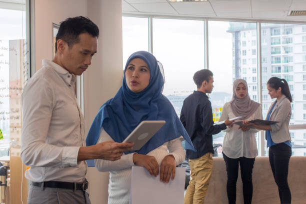 reunião de equipe sudeste asiático étnico de escritório em escritório moderno - southeast asian ethnicity fotos - fotografias e filmes do acervo