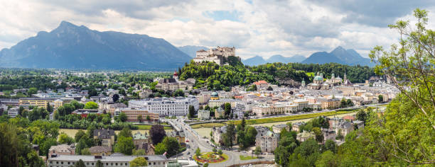 paisagem urbana de áustria, salzburgo, como visto de kapuzinerberg - kapuzinerberg - fotografias e filmes do acervo