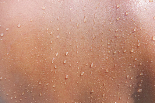 Gotas de agua sobre la piel de la mujer, cerca de la textura de la piel humana mojado photo
