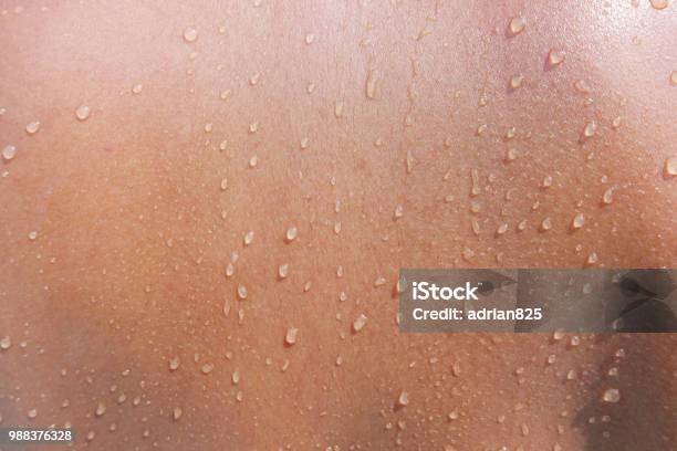 Foto de Gotas De Água Na Pele De Mulher Closeup De Textura De Pele Humana Molhada e mais fotos de stock de Pele