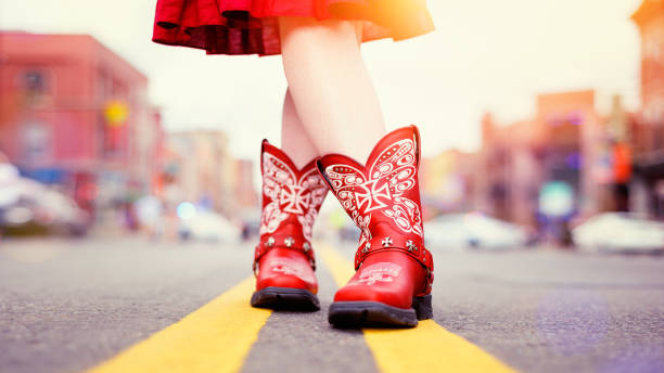 cargadores de vaquero rojo usado por vaquera vestido juego - nashville tennessee downtown district city fotografías e imágenes de stock