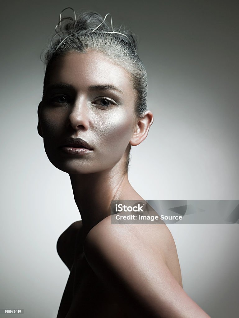 Jeune femme avec de l'argent de maquillage - Photo de Fond gris libre de droits