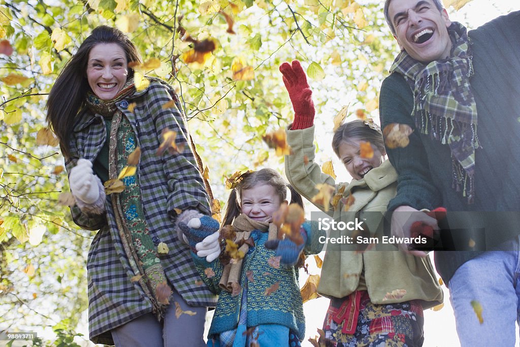 Familie lachen und Hände halten im Freien - Lizenzfrei Familie Stock-Foto