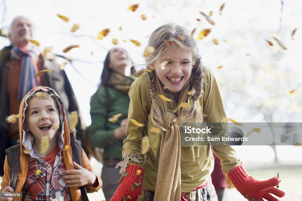 Famille rire en plein air - Photo de Automne libre de droits