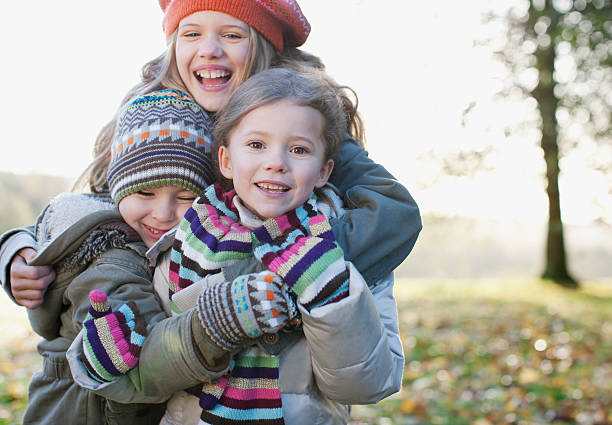 joyeux enfants souriant à l'extérieur à l'automne - child little girls smiling autumn photos et images de collection