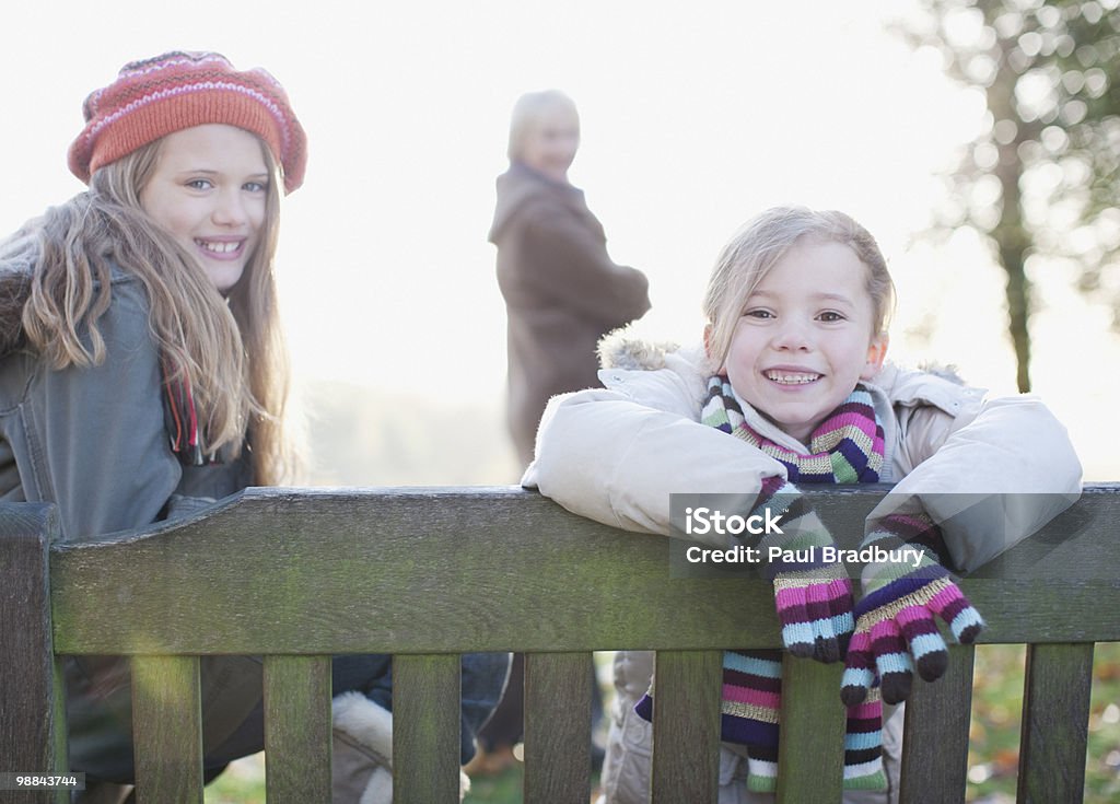 Sisters sitzen auf Bank im Freien im Herbst - Lizenzfrei Schwester Stock-Foto