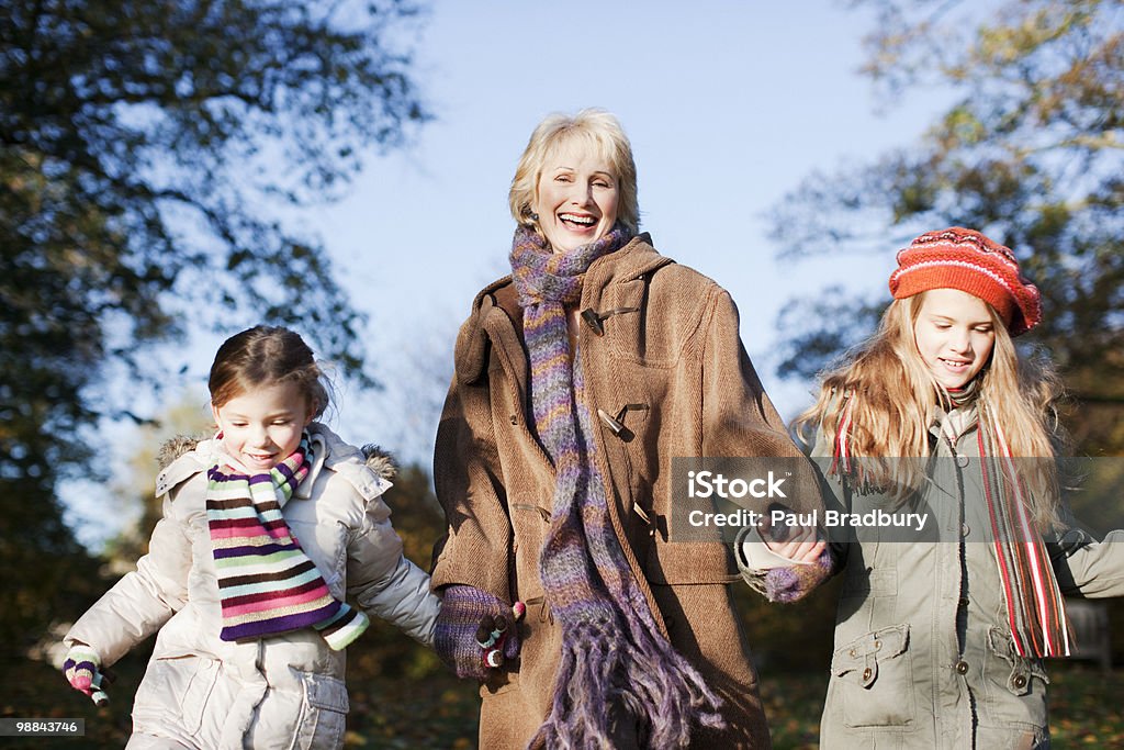 Großmutter holding Hände mit granddaughters - Lizenzfrei Aktiver Senior Stock-Foto