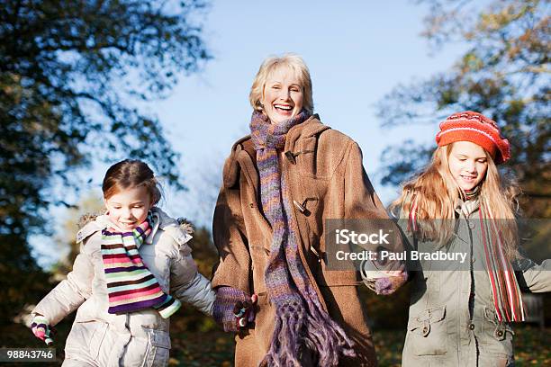 Großmutter Holding Hände Mit Granddaughters Stockfoto und mehr Bilder von Aktiver Senior - Aktiver Senior, Frauen, Kälte