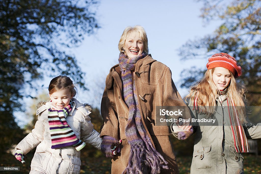 Avó segurando as mãos com granddaughters - Royalty-free Dia Foto de stock