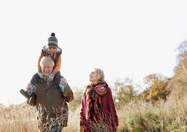 야외 조부모, 손자 걷기 - grandparent grandfather grandmother child 뉴스 사진 이미지