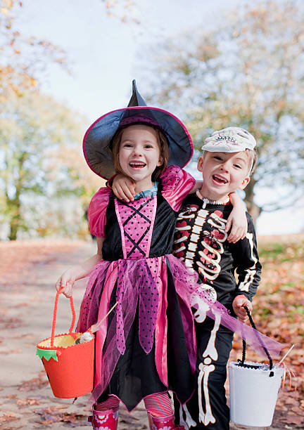 rire les enfants en costumes d'halloween - smiling little girls little boys autumn photos et images de collection