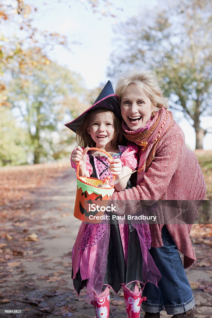 Grand-mère embrassant petite fille en costume d'Halloween - Photo de Halloween libre de droits