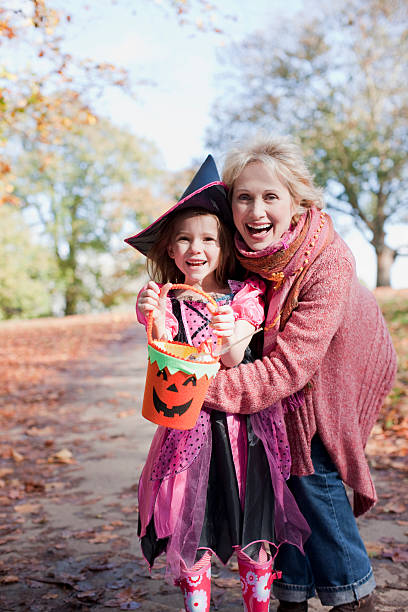 бабушка фигуру внучка в хэллоуин костюм - grandmother standing senior women senior adult стоковые фото и изображения
