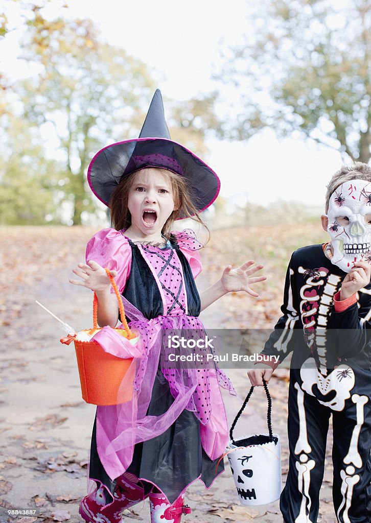 Surpresa garota na fantasia de Halloween - Foto de stock de Bruxa - Criatura Mítica royalty-free