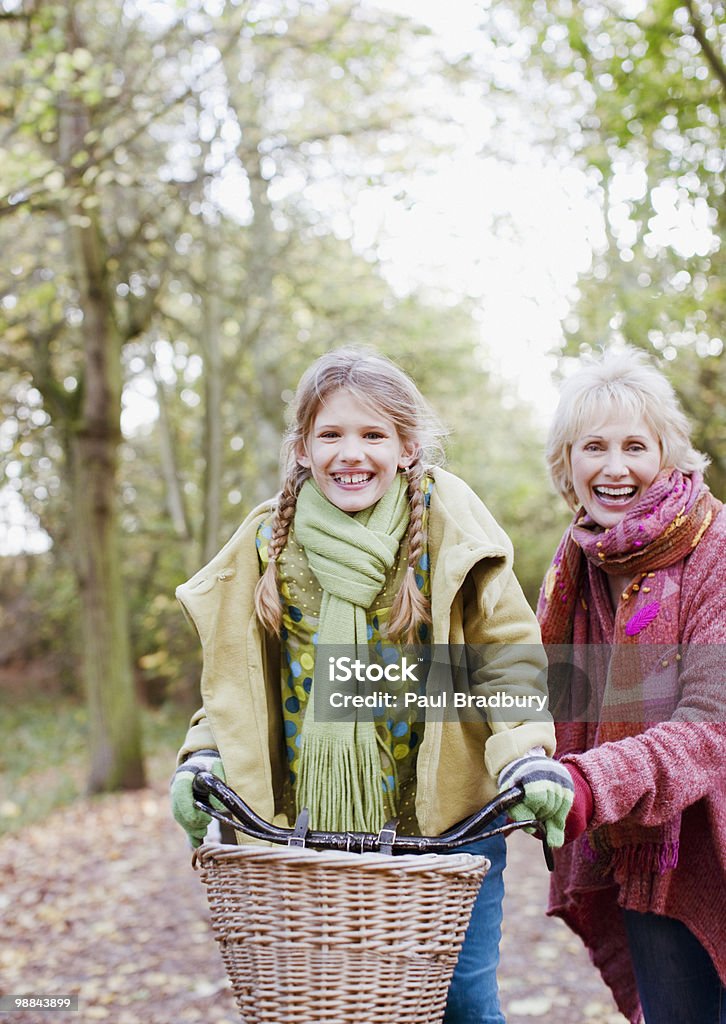 Großmutter Enkelin Reiten Fahrrad helfen - Lizenzfrei Großmutter Stock-Foto