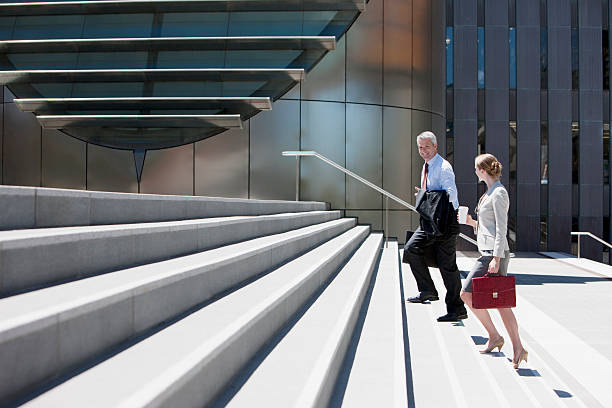 las personas de negocios a pasos de pasos - escalón y escalera fotografías e imágenes de stock