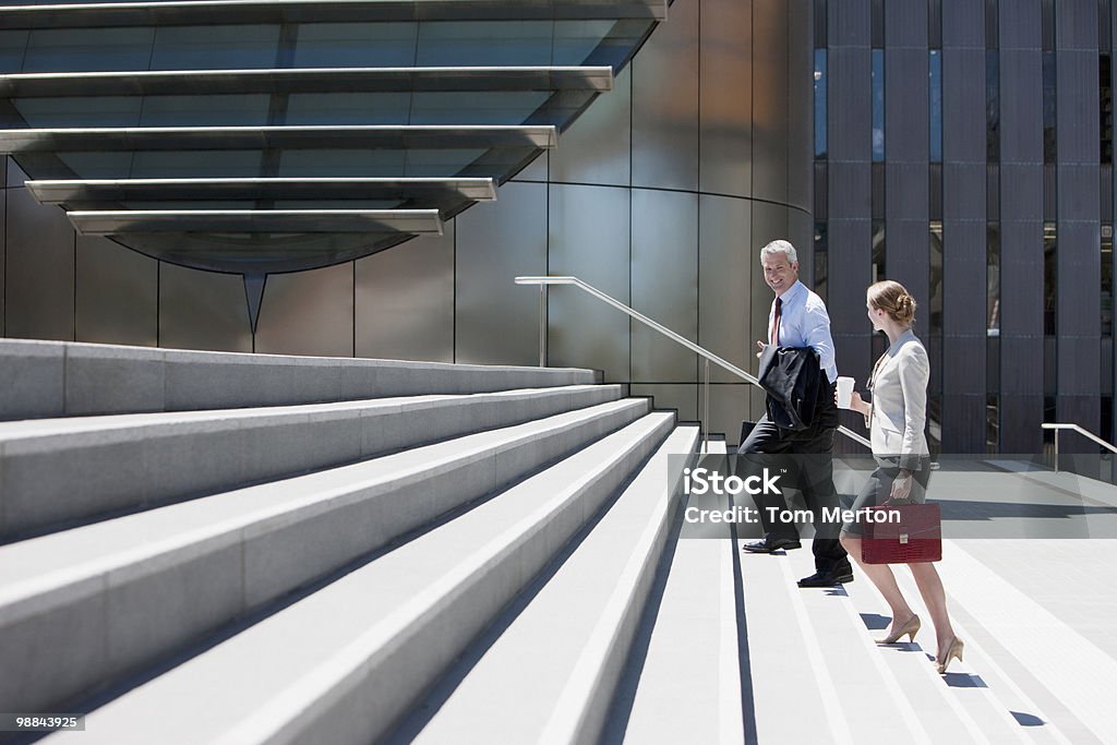 Uomini d'affari a piedi fino passaggi - Foto stock royalty-free di Scalinata