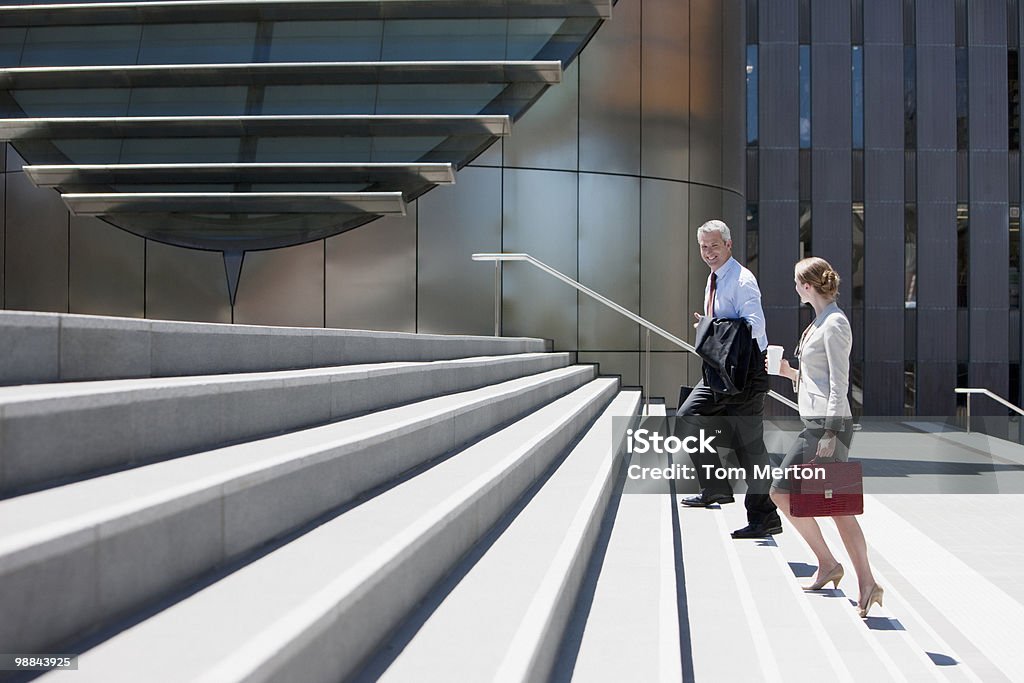 Деловой человек ходить вверх шаги - Стоковые фото Лестница роялти-фри