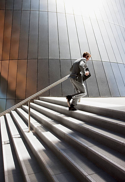 empresario tratado de pasos al aire libre - men briefcase business bag fotografías e imágenes de stock