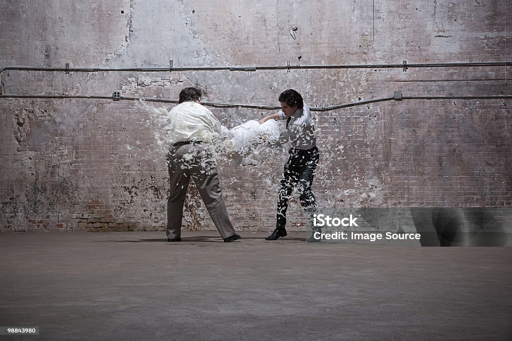 Dois homens a Luta de Almofada em armazém - Royalty-free Luta de Almofada Foto de stock