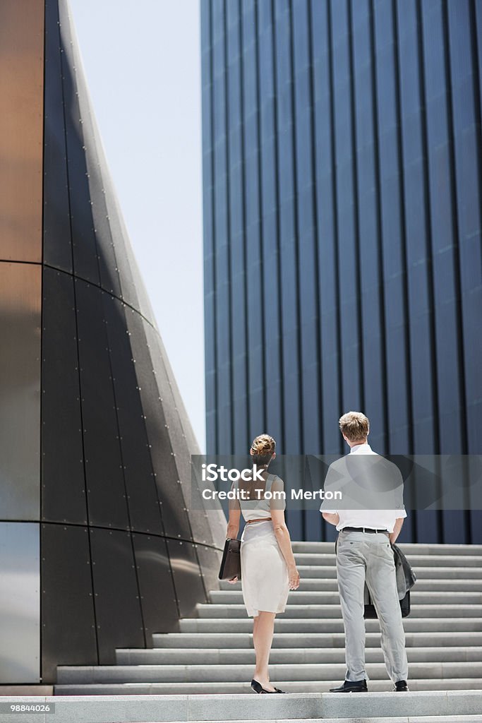 ビジネスの人々の建物 - 後ろ姿のロイヤリティフリーストックフォト