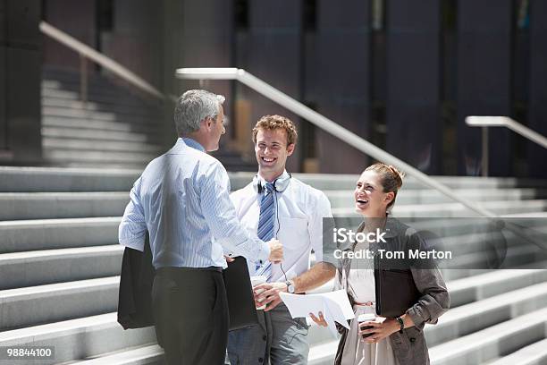 Foto de Pessoas De Negócios De Pé Nos Degraus Ao Ar Livre e mais fotos de stock de Exterior - Exterior, Três Pessoas, Negócios