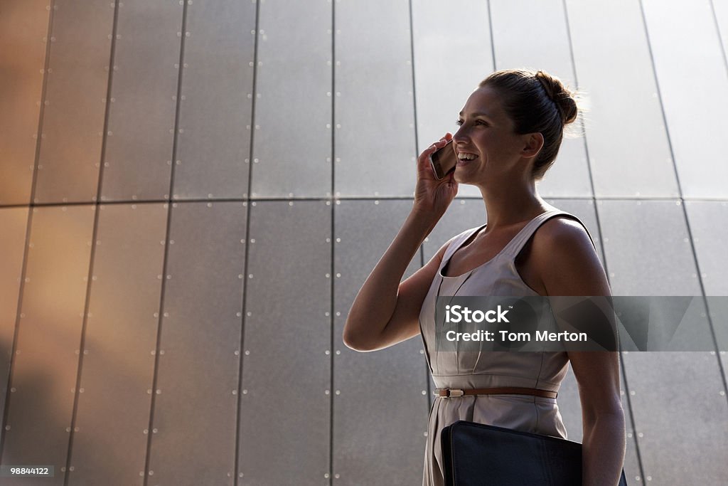 Mujer de negocios hablando por teléfono móvil al aire libre - Foto de stock de 30-34 años libre de derechos