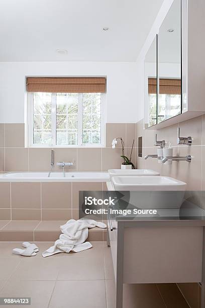 Foto de Banheiro Moderno e mais fotos de stock de Banheiro - Estrutura construída - Banheiro - Estrutura construída, Azulejo, Banheira