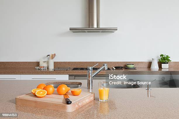 Naranjas Y Jugo De Naranja En Mesa De Preparación En La Cocina Foto de stock y más banco de imágenes de Cocina - Estructura de edificio