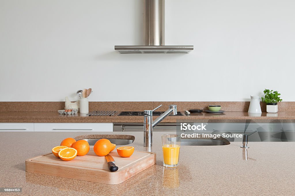 Oranges et jus d'orange sur le comptoir de la cuisine - Photo de Cuisine libre de droits