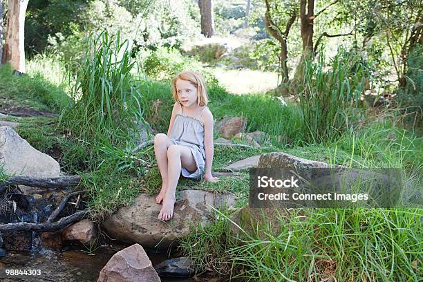 Girl On Rocks Al Río Foto de stock y más banco de imágenes de Aire libre - Aire libre, Bosque, Ciudad del Cabo