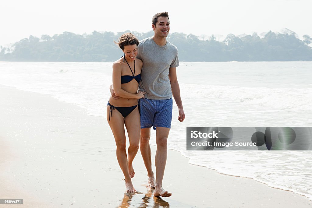 Couple walking by the ocean - Foto de stock de 30-34 Anos royalty-free