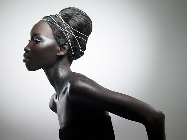 vue latérale d'une femme avec maquillage métallisé - black shadow photos et images de collection