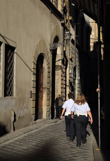 oficiais de polícia femininos em florença, itália - narrow florence italy italy women - fotografias e filmes do acervo