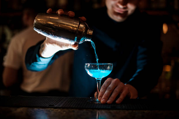 barman mixing drinks in nightclub. - men elegance cocktail cool imagens e fotografias de stock