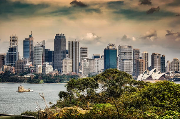 シドニー シドニー湾に沿って街並みの眺め。 - sydney australia cityscape financial district skyline ストックフォトと画像